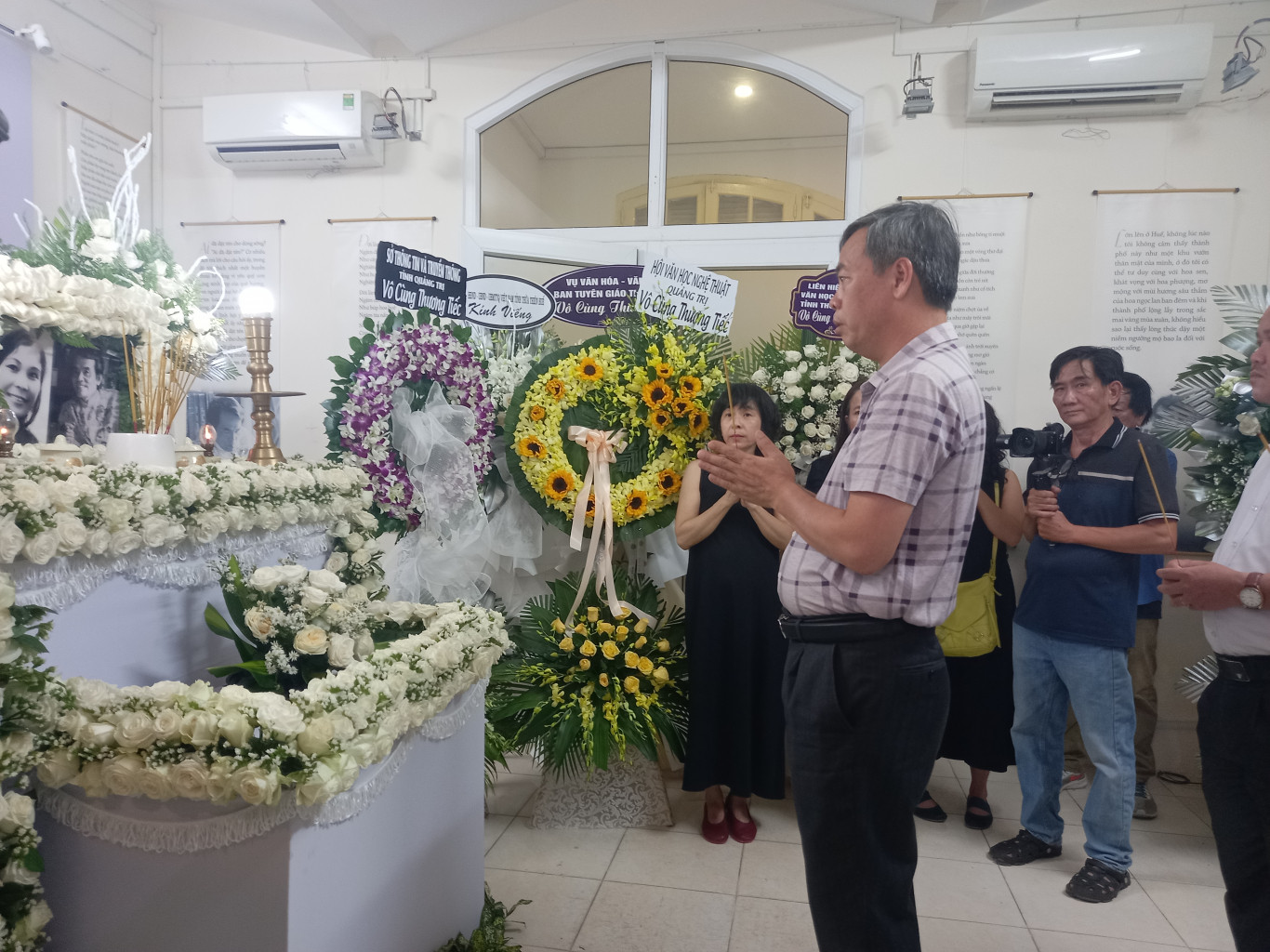 Đồng ch&iacute; Nguyễn Đăng Quang d&acirc;ng hương tưởng niệm